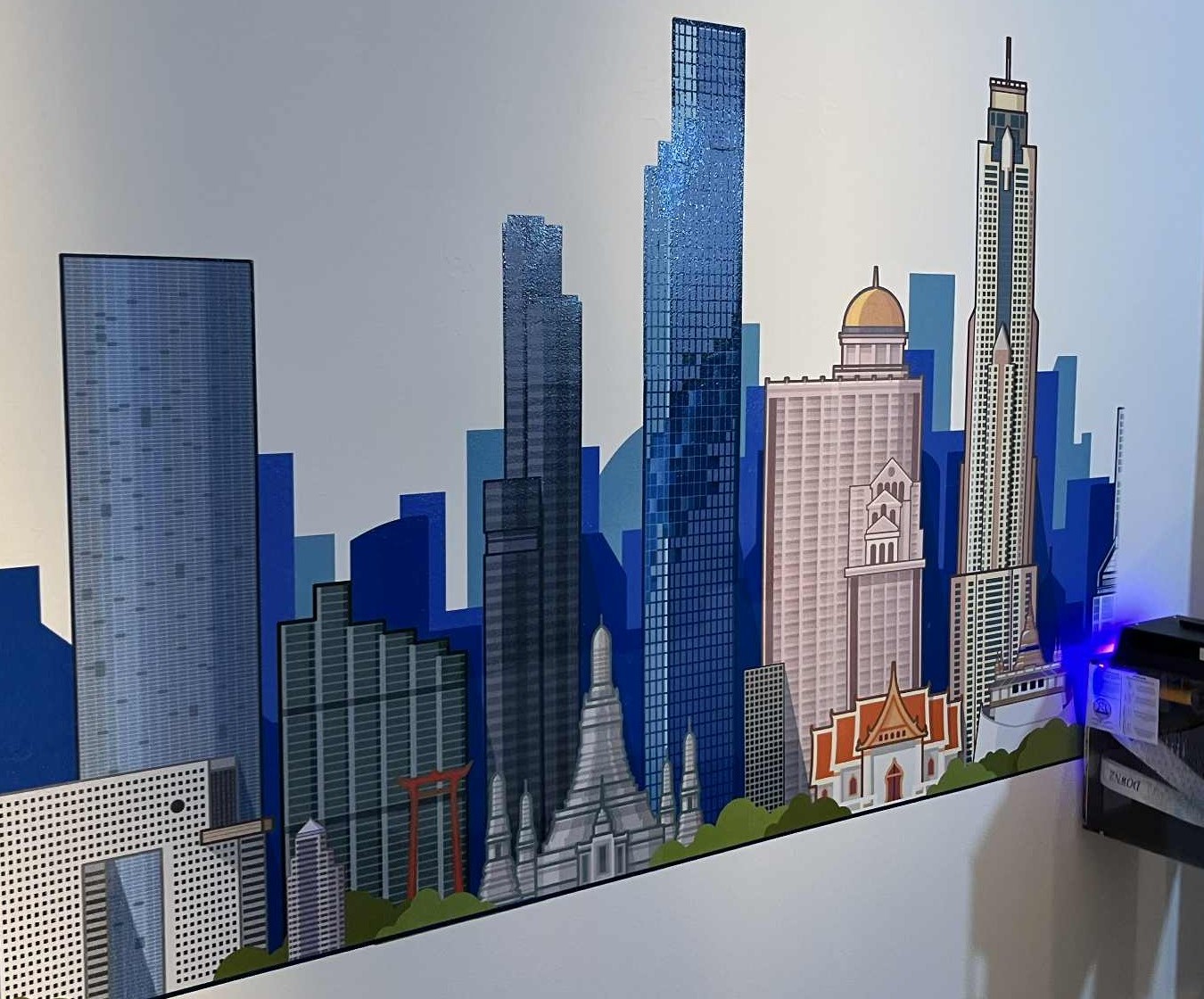 Mural ścienny przedstawiający kolorową i szczegółową panoramę Bangkoku, wykonany techniką druku na ścianie.